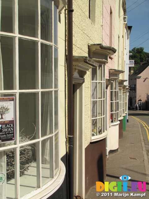 SX18133 Bay windows in Bridge street, Chepstow